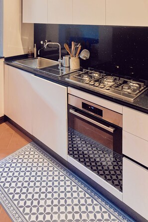 Fridge, oven, stovetop, dishwasher