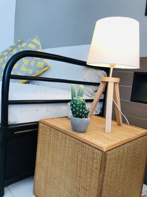 1 habitación, escritorio, tabla de planchar con plancha y wifi 