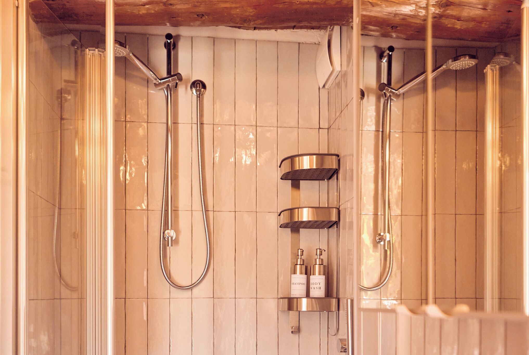Regadera, amenidades de baño ecológicas, secadora de cabello, toallas 