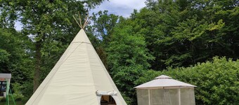 Tipi Dans la Clairière au Bord du Lac Du Der