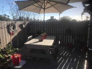 Outdoor dining - Island Retreat too. Lovely decorated room & bath! (Galveston)