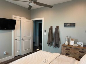 1 bedroom, WiFi - Island Retreat too. Lovely decorated room & bath! (Galveston)