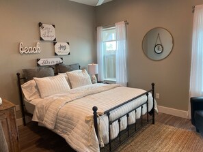 1 bedroom, WiFi - Island Retreat too. Lovely decorated room & bath! (Galveston)