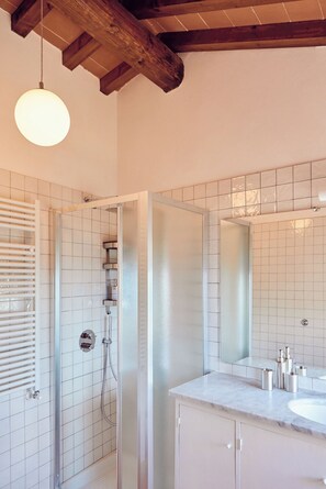 Een douche,  milieuvriendelijk toiletgerief, een haardroger, een bidet