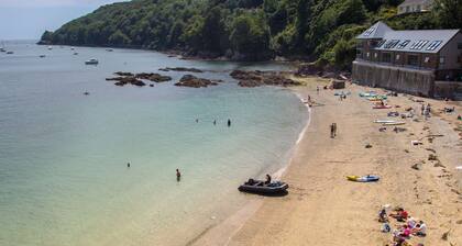 Luxury beachfront maisonette with parking sleeps 6