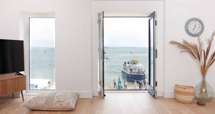 Luxury beachfront maisonette with parking sleeps 6