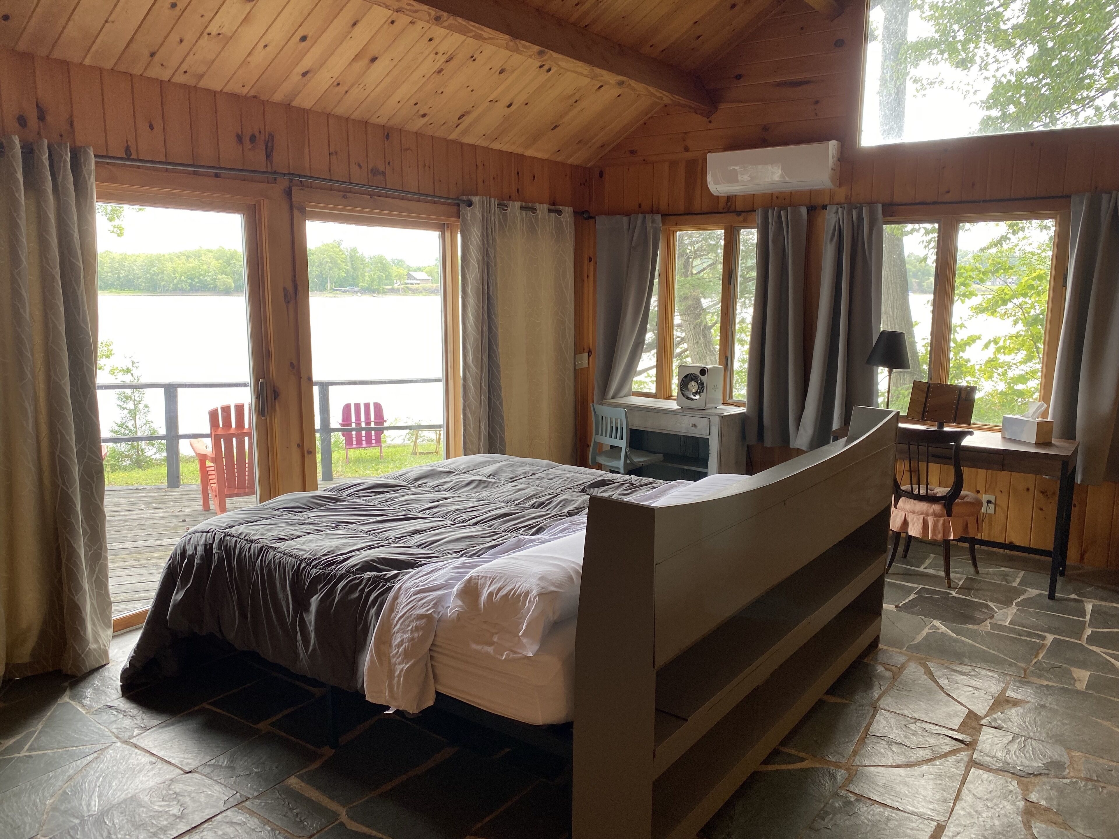 2 bedrooms, desk, free WiFi, bed sheets