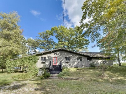 Cozy cabin nestled on the shores of Lake Champlain