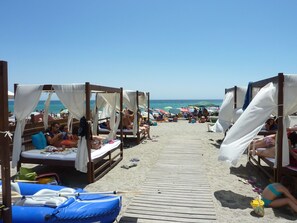 Playa en los alrededores, camastros y toallas de playa 