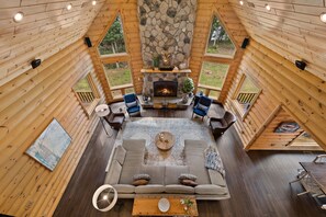 Älytelevisio, takka, pöytäjalkapallopöytä, pöytätennispöytä