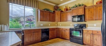 Elegant Cedar Ridge Escape with clubhouse amenities - pool, hot tub, gym, grill.