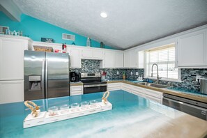 冷蔵庫、電子レンジ、オーブン、コンロ