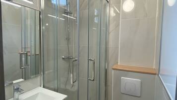 Suihku, pyyhkeet, saippua, vessapaperi