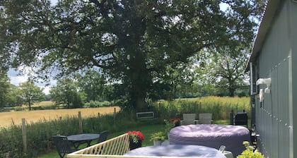 Charming Luxurious Rural Shepherds Hut
