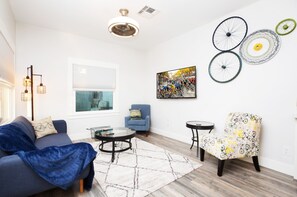 Älytelevisio, pöytäjalkapallopöytä, kirjoja, työhuone