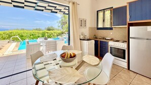 Eine moderne Küche mit Blick auf Pool und Garten.
