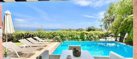 تناول الطعام بالخارج