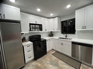 Kühlschrank, Mikrowelle, Ofen, Herdplatte