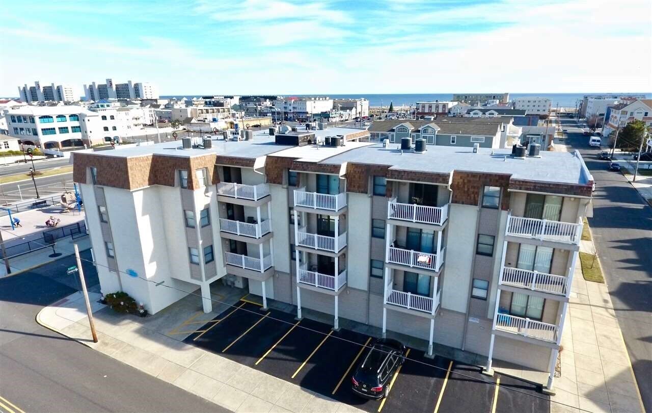 Condo is only a short walk to the beach, shopping and restaurants!