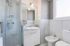 Een douche, een haardroger, handdoeken