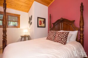 3 quartos, escrivaninha, ferros/tábuas de passar roupa