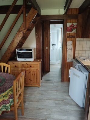 Réfrigérateur, micro-ondes, lave-vaisselle, cafetière/bouilloire