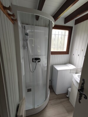 Shower, hair dryer - Half wooden CHALET in a clearing in Pyrenees 2000 (Bolquère)