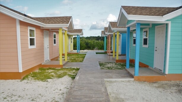 A row of colorful mobile homes with a central walkway. - Private One Bedroom Cottage- Bonefish Creek (Barretarre)