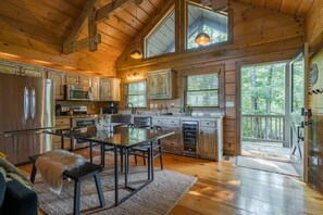 Fridge, microwave, oven, stovetop - Luxury Retreat: Amazing Mountain Views + Hot Tub (Cherry Log)