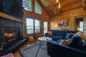 Smart TV, fireplace, books - Luxury Retreat: Amazing Mountain Views + Hot Tub (Cherry Log)