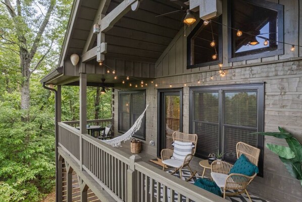 Terrace/patio - Luxury Retreat: Amazing Mountain Views + Hot Tub (Cherry Log)