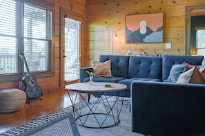 Smart TV, fireplace, books - Luxury Retreat: Amazing Mountain Views + Hot Tub (Cherry Log)