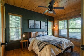 2 bedrooms, desk, travel crib, free WiFi - Luxury Retreat: Amazing Mountain Views + Hot Tub (Cherry Log)