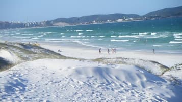 En la playa, camastros y toallas de playa