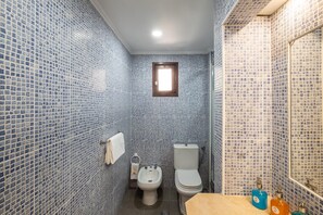Ducha, secador de pelo, jabón, shampoo