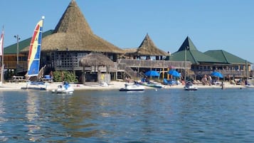 Camastros y toallas de playa