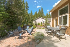Outdoor dining - BEAUTIFULLY FURNISHED, COMFORTABLE, ALL SEASON'S HOME W/ PRIVATE HOT TUB (McCall)