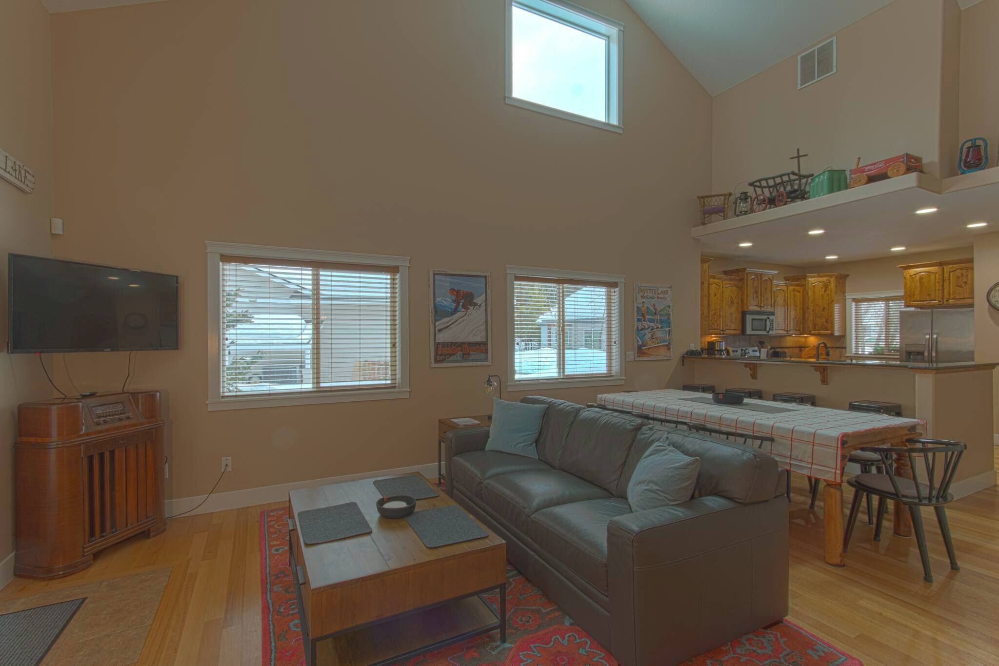 Télévision, baby-foot, livres