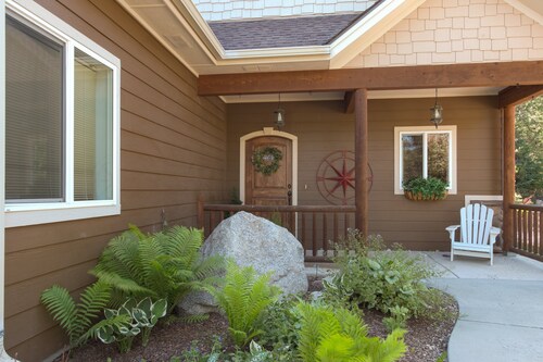 Beautifully furnished home w/ private hot tub, shuffle board and fooze bal