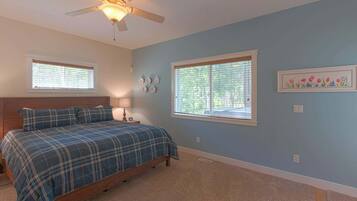 3 chambres, bureau, fer et planche à repasser, lit parapluie