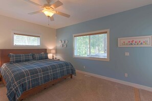 3 bedrooms, desk, iron/ironing board, travel crib