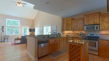 Frigorífic, microones, forn i placa de cuina