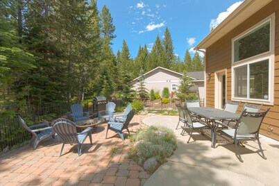 BEAUTIFULLY FURNISHED, COMFORTABLE, ALL SEASON'S HOME W/ PRIVATE HOT TUB