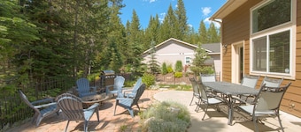 BEAUTIFULLY FURNISHED, COMFORTABLE, ALL SEASON'S HOME W/ PRIVATE HOT TUB