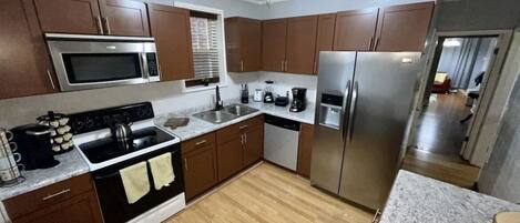 Kylskåp, mikrovågsugn, ugn och spishäll