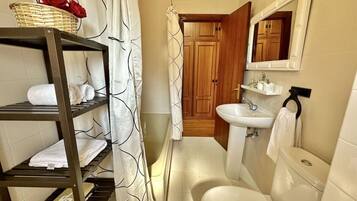 Bañera, secador de pelo y toallas
