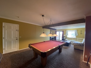 Games room - ✔Pets✔ ♕King Bed/Bath/Kitchen ♨Hot Tub♨ w views 🏞 (Colorado Springs)