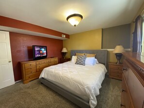 1 chambre, lit avec matelas en mousse à mémoire