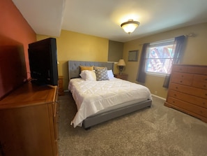 1 bedroom, memory-foam beds, iron/ironing board, travel cot - ✔Pets✔ ♕King Bed/Bath/Kitchen ♨Hot Tub♨ w views 🏞 (Colorado Springs)