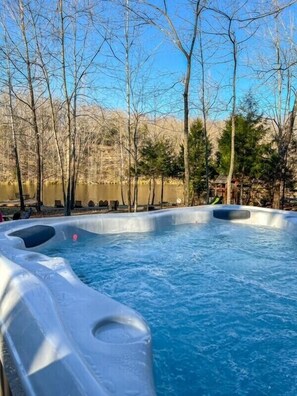 Outdoor spa tub - FLAT, Lakefront chalet; Hottub, Playground, Firepit, Wifi, and more! (Wright City)